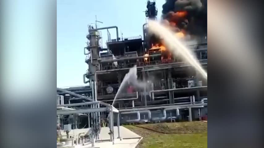 Новошахтинский нпз сегодня. Пожар на нефтезаводе Новошахтинск. Новошахтинский завод нефтепродуктов.
