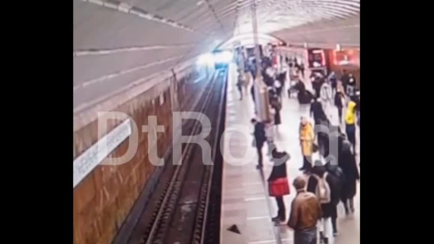 Мужик в Москве прыгнул под поезд 2022. Пассаж поезд