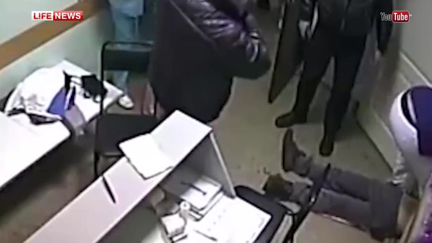 Врач забивший насмерть пациента.