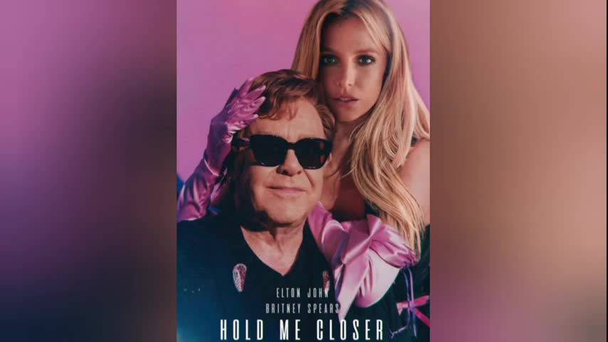 Britney spears hold me. Элтон Джон и Бритни Спирс hold me. Elton John Britney Spears hold me closer. Бритни Спирс и Элтон Джон. Hold me closer.