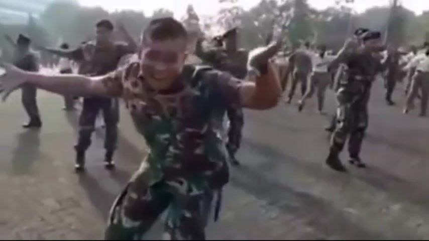 Песня танцующего солдата. Солдаты танцуют буй буй. Халва Наири-офицер ВМС Индонезии.
