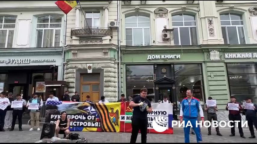 Записаться в посольство молдовы в москве. Митинг у посольства Молдавии в Москве. Посольство Молдовы в Москве. Посольство Приднестровья в Москве. Посольство Молдавии в Литве.