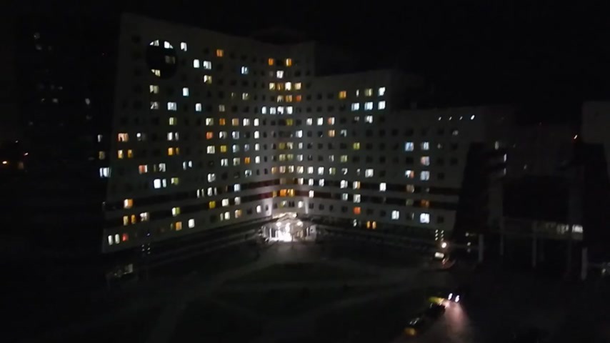 Ночное общежитие. Общежитие ночью. Z на фасаде общежития в ночное время.