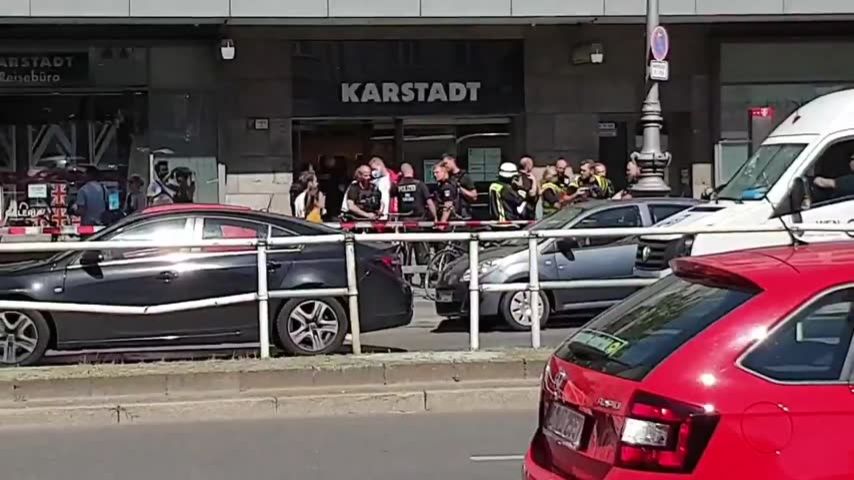 Нападение на торговый центр. Берлине покушение журналиста. США нападение на торговый центр с автомат. На торговый центр совершенно нападение сегодня.