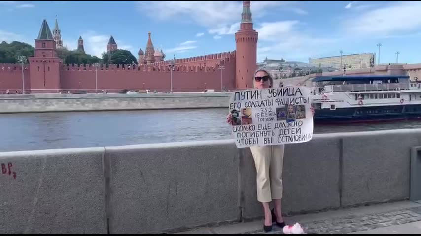 Первый канал плакат. Овсянникова пикет. Одиночный пикет Овсянниковой у Кремля. Вышла с плакатом.