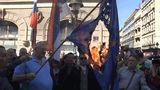 Демонстранты в Белграде сожгли флаги НАТО и ЕС