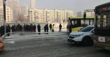Столб, сбитый автобусом, убил мужчину на остановке.