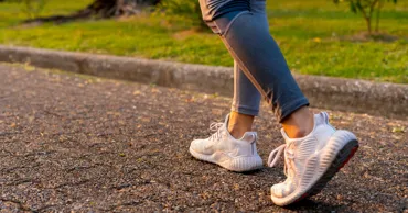 Studiu: O scurtă plimbare imediat după masă este mai benefică decât 10.000 de pași pe zi