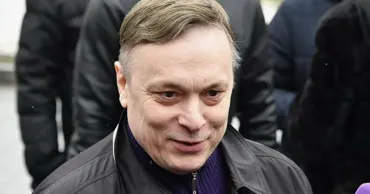 O instanță rusă l-a arestat în lipsă pe producătorul trupei „Laskovîi Mai”: Riscă până la 10 ani de închisoare