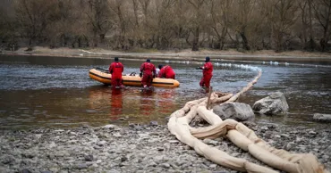Власти усилили меры после появления новых пятен нефти на Днестре
