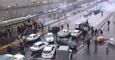 В Иране прошли протесты из-за подорожания бензина.