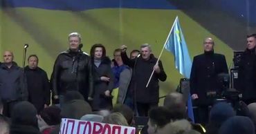 Из толпы в сторону Порошенко полетели яйца.