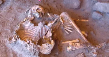Mumii vechi de 7.000 de ani, nevăzute până acum pe Pământ, au fost descoperite în Libia