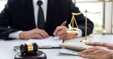 Нотариусы и адвокаты обязаны работать по обычному графику.