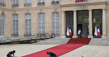 По делу о краже посуды из Елисейского дворца осуждены трое