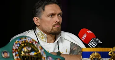 Боксер Александр Усик объявил, что отказывается от своих чемпионских поясов