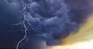 Ploile cu descărcări electrice cuprind toată țara. Temperaturile urcă astăzi la +34°C
