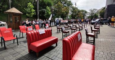 Владельцы и сотрудники баров этой акцией требуют от власти разрешить работу с 23:00.