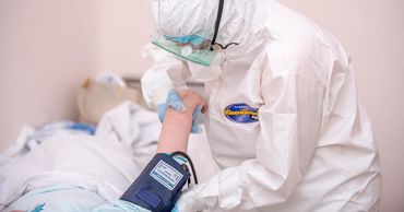 Врач-кардиолог госпитализирован с COVID-19 после контакта с зараженным.
