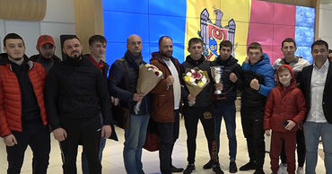 В Кишиневском международном аэропорту атлета встретили аплодисментами.