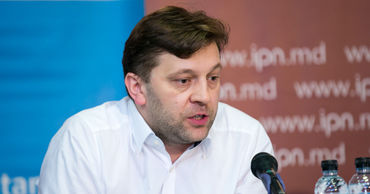 Депутат фракции ПДС, Блок ACUM Думитру Алайба.