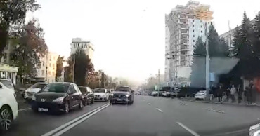 В столице водитель Mazda объехал пробку и едва не спровоцировал ДТП.