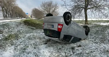 Accident în raionul Edineț: O femeie s-a răsturnat cu mașina