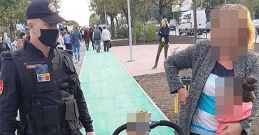 Пятилетняя девочка потерялась во время прогулки с бабушкой.