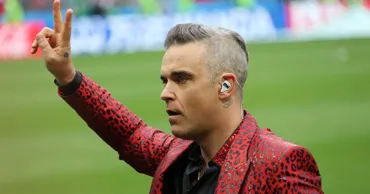 Robbie Williams a ajuns pe primul loc în topul britanic pentru a 16-a oară, depășind trupa The Beatles