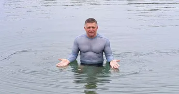 Фицо нырнул в реку, чтобы доказать, что здоров