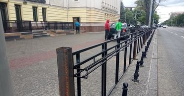 В центре Кишинева появились новые автомобильные ограждения.