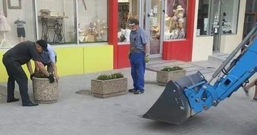 На столичной улице разместили клумбы, чтобы тротуар не блокировали авто.