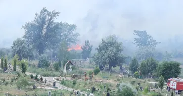 Incendiu de proporții la Căușeni: Flăcările au ajuns la gardul cimitirului
