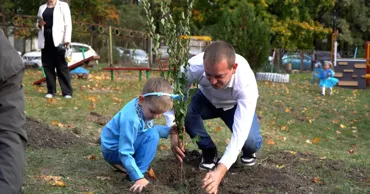 Sărbătoare de toamnă la o grădiniță: Copiii și părinții au plantat copaci