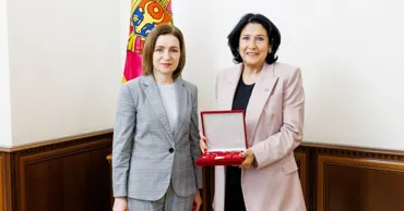 Майя Санду вручила бывшему президенту Грузии «Орден Республики»