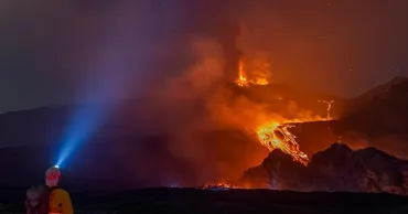 Erupția vulcanului Etna dă peste cap traficul aerian și sezonul turistic