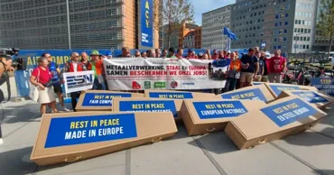 Европейские промышленники провели протест с гробами у здания Еврокомиссии