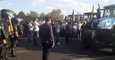 Протестующим фермерам разрешили въезд в столицу.