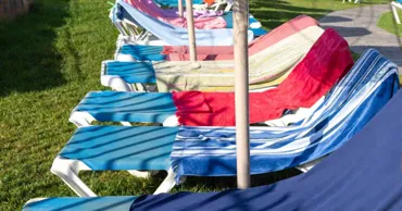 Un turist a obținut despăgubiri de la un operator de turism pentru șezlongurile mereu ocupate de la o piscină
