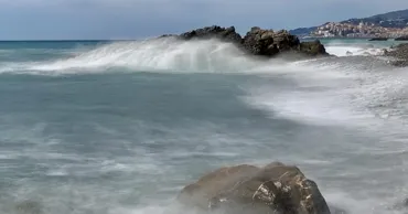 Cum au fost surprinși doi italieni pe stâncile de lângă o plajă, în mijlocul zilei