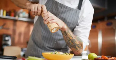 Studiu: Excesul de sare din dietă modifică creierul și crește anxietatea