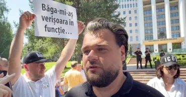 У здания парламента проходит протест против бюджетно-налоговой политики