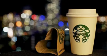 Starbucks va elimina 13 băuturi din meniul său american