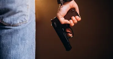 Ar fi amenințat o femeie cu un pistol cu gaz: Un bărbat, cercetat pentru huliganism
