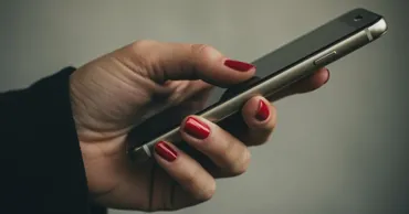 Химики разработали лак для ногтей, упрощающий управление смартфоном