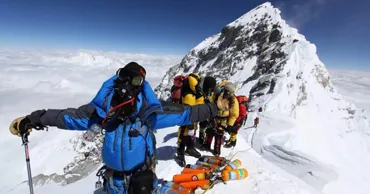 Nepalul intenționează să înăsprească regulile pentru alpiniștii care încearcă să cucerească Everestul