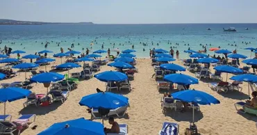 Греция запретила аренду лежаков и зонтов на сотнях пляжей