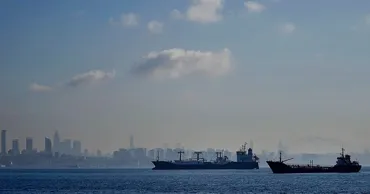 Столкновение двух судов произошло в Мраморном море: с экипажем одного нет связи