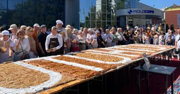 В Молдове испекли самую большую плацинду: длиной 9,2 метра и шириной 2 метра