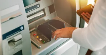 Moldovenii au retras 3,4 miliarde de lei din conturile bancare în luna mai
